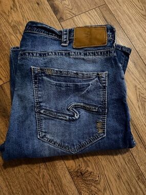 Silver jeans Men's Blue Denim Jeans with Contrast Stitching